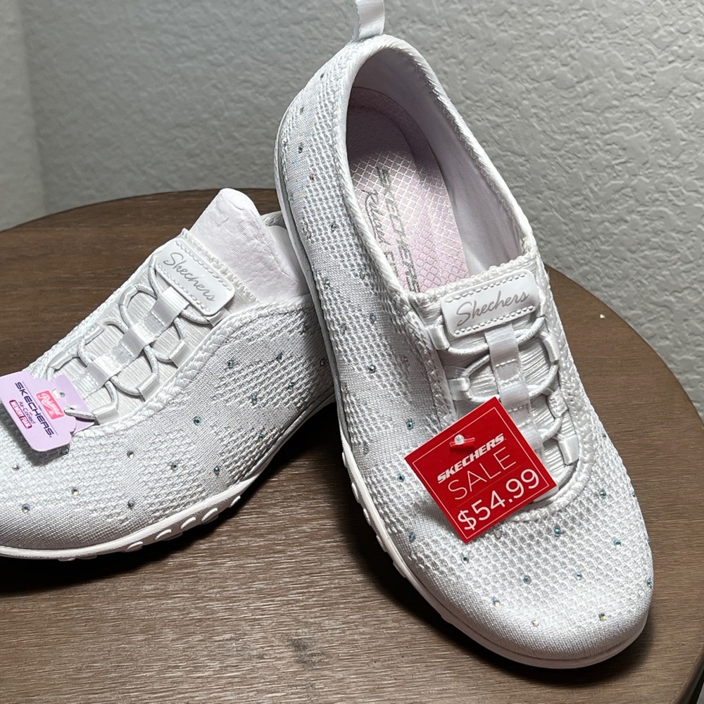 Adorable New White Rhinestone Skechers Size 6 Relaxed Fit Style